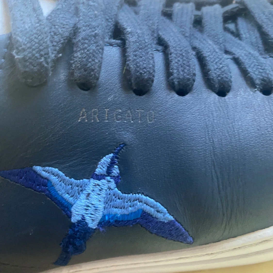 Svarta sneakers från Axel Arigato med blå fågel - 3