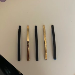 Svarta hårspännen - Säljer tre st svarta hårspännen. Jag säljer oxå dom guldiga på första bilden i en annan annons. Perfekta för att hålla håret på plats och ge en snygg detalj till frisyren. Skriv om du har frågor o läs gärna min bio innan du köper🫶🏻✨