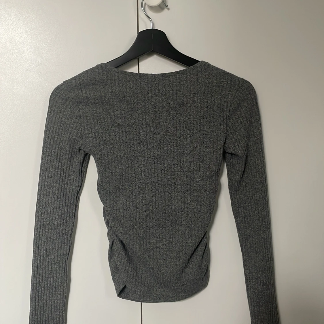 Grå ribbad topp från Gina Tricot - 1