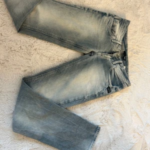 Ljusblåa jeans väldigt lågmidjade från  G-Star RAW - Säljer ett par g star raw jeans som är väldigt lågmidjade i mycket fint skick. Säljer för 300kr pris kan diskuteras vid snabb affär💞💞 storlek 24/32 