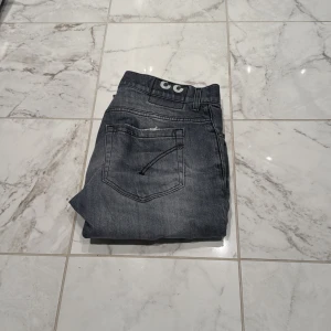 Dondup jeans George  - Dondup jeans George. Trendigaste jeansen på marknaden skick 9/10 nypris=4000kr