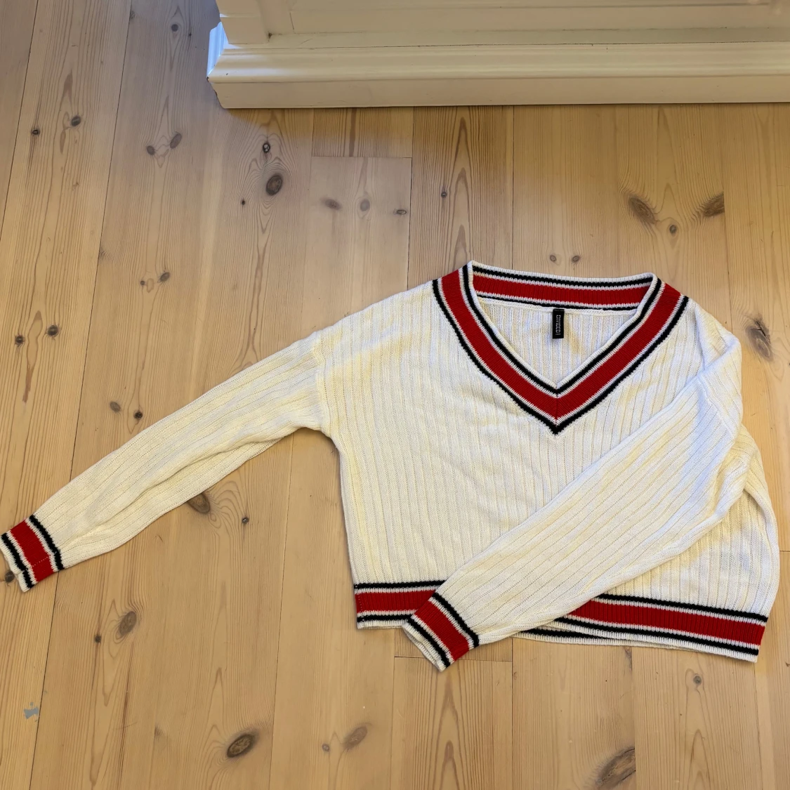 Vit ribbad stickad tröja