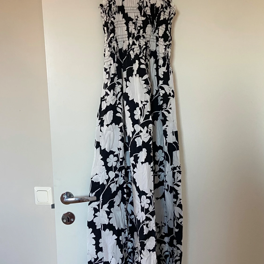 Svartvit långklänning Gina Tricot XS