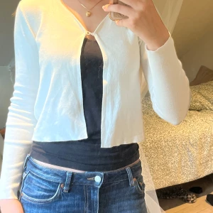 Vit kofta från River Woods, S - Superfin vit kofta från River Woods i storlek S. Den är croppad med lång ärm och har en enkel knäppning framtill. Jätteskönt material och är lagom varm