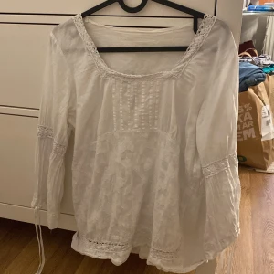 vit blus - säljer en jättefin vit blus, vet dock ej märke eller storlek eftersom de inte står (köpt från vinted från polsk kvinna 😭) skriv för mer bilder eller info 🫶🏻