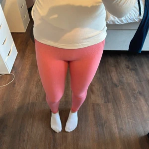 Rosa träningstights med scrunch - Aldrig använda, normal i storleken