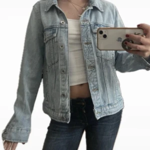 Ljusblå jeansjacka från M&S Collection - Snygg ljusblå jeansjacka från M&S Collection. Knappt använd, uppskattas som storlek S! 