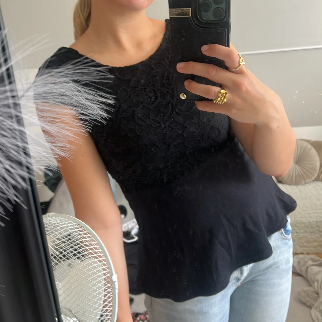 Svart spetsblus med volang - 1