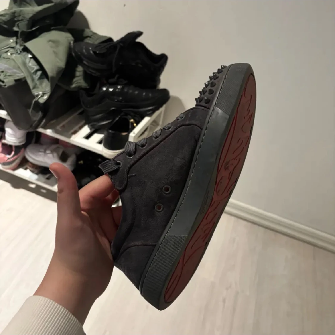 Christian Louboutin svarta sneakers med nitar