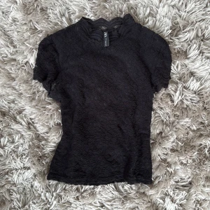 svart spetsblus från zara - supersnygg spetsblus från zara med blommigt mönster, passar perfekt till fest men också vardag!! köpt på plick för 299kr men ej använd då den inte passade💗