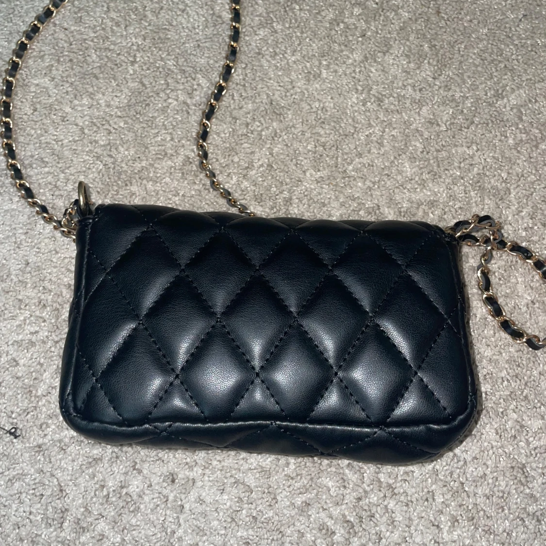 Svart quiltad axelväska med kedja - 2