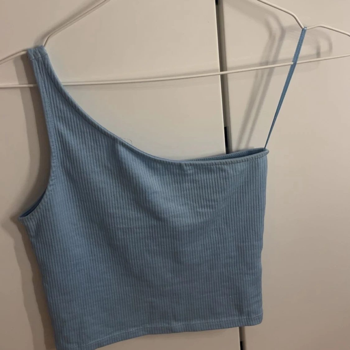 Ljusblå ribbad oneshoulder topp🤍