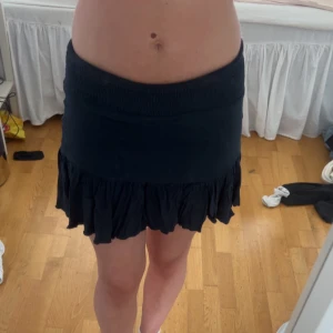  volangkjol - Supersöt kortkjol med volangkant nertill. Kjolen är enkel men ändå stylish, perfekt att matcha med en crop top eller hoodie. Materialet känns mjukt och lätt, och volangen ger en extra touch till outfiten.