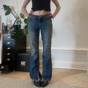 Weekday Pin jeans - Raka jeans från weekday, modell ”pin”. Snygg blå färg med lite sliten/urtvättad look. Har klipp upp insidan av sömmen på benen så slutet av jeansen blir lite bredare 💕