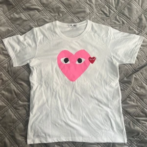 Cdg play T-shirt  - Aldrig använt, den är L men passar lätt M, inga defekter inga fläckar 