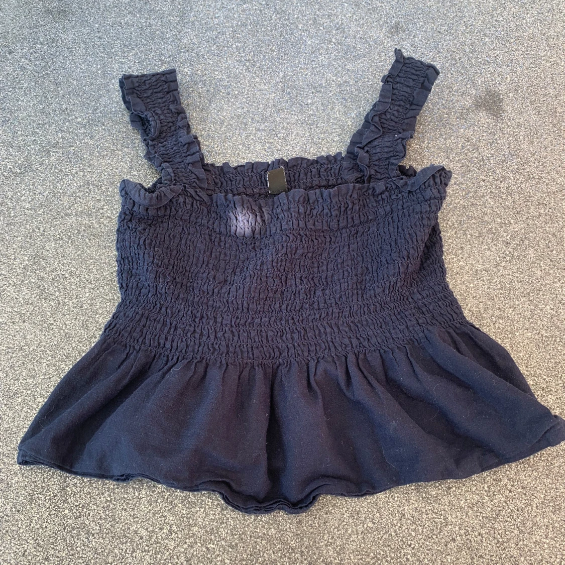 Mörkblå smockad linnetopp med volang