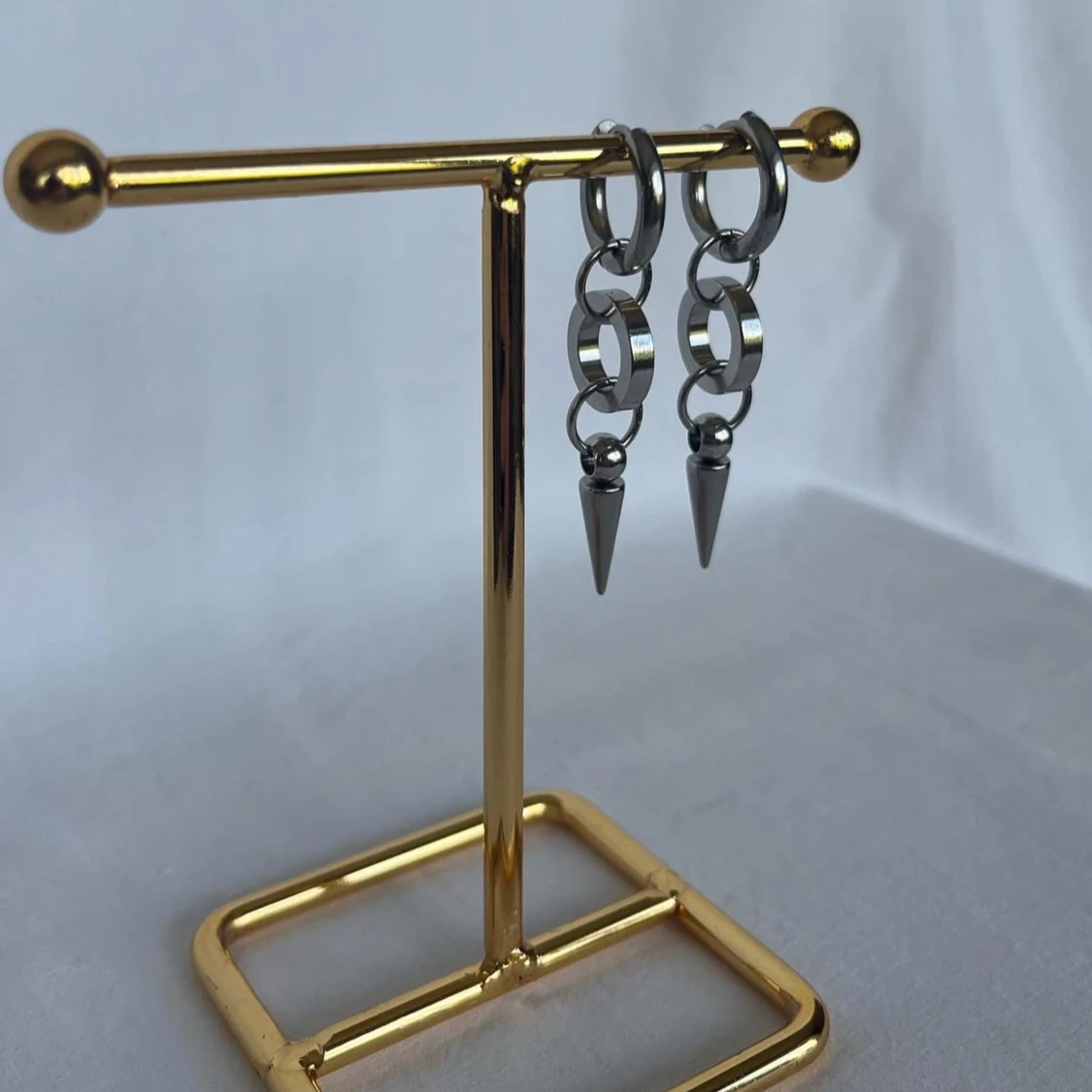 Silvriga örhängen med kedjor och spikes - 1