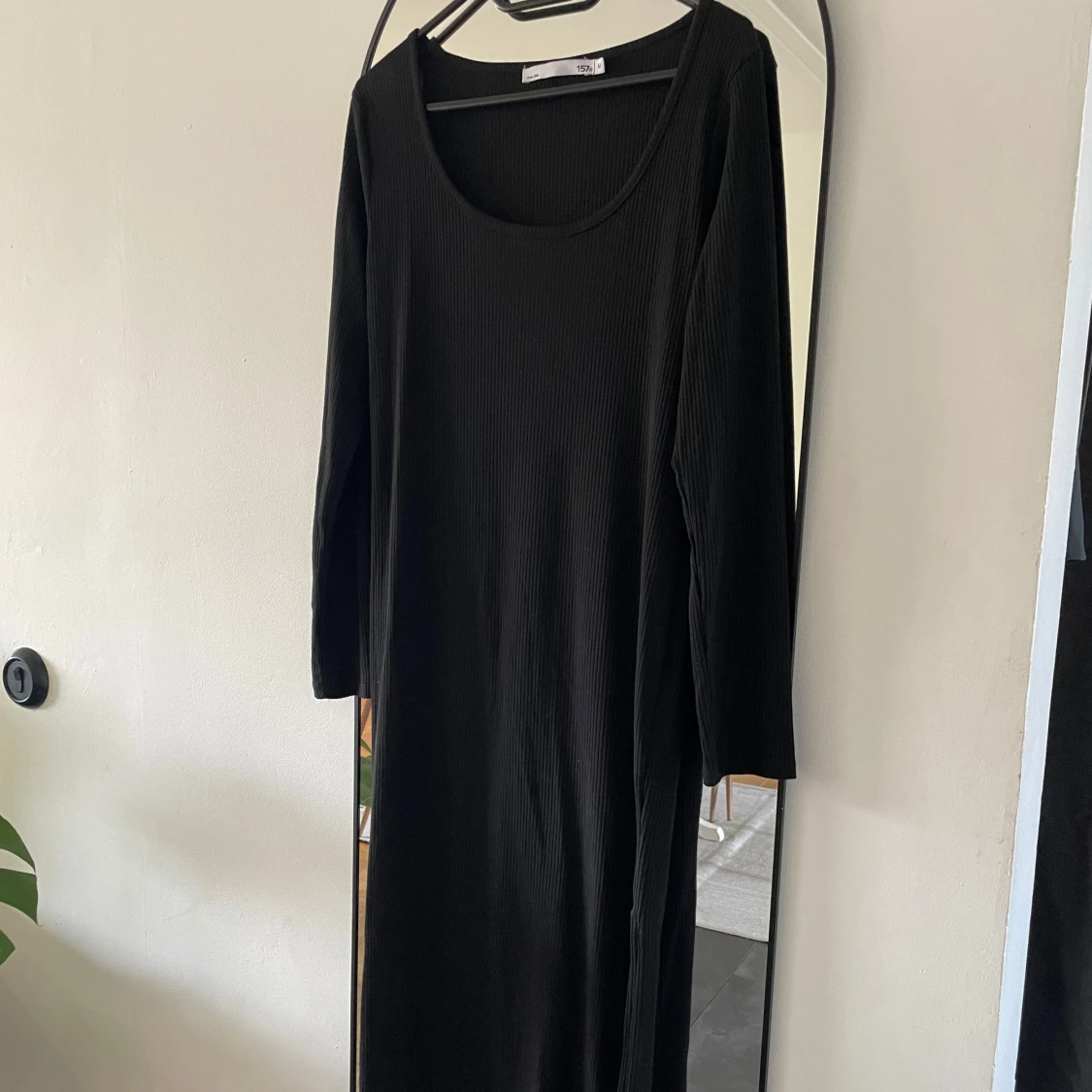 Långärmad klänning med slit - 3