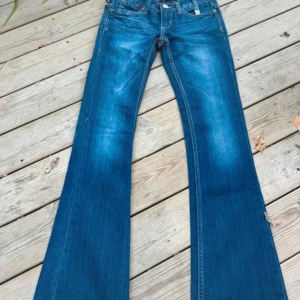 Blå bootcut jeans med broderade fickor low waist låg midja lågmidjade  - Snygga blå jeans med bootcut passform och broderade bakfickor. Low waist passar xs/s storlek 34 innebenslängden är 81cm och midjemåttet är 37/38cm❤️❤️
