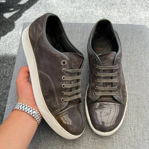 Lanvin - Sjukt snygga lanvins! Självklart äkta! Uk7 motsvarar 41-42! Skick 6/10. Missfärgad höger cap toe och slitna hälar. Hör av dig vid minsta fundering🤩Vid snabb affär ingår 1st pärlarmband på köpet😇