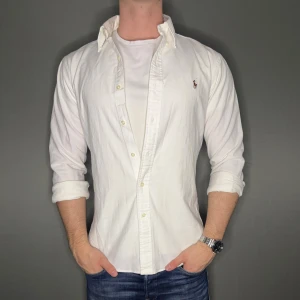 Ralph lauren skjorta - Hej säljer nu min fina Ralph lauren skjorta i storlek S. Den är i nyskick och kommer vara otroligt snygg på sommaren. Nypris cirka 1600kr! Vi kommer att sälja liknande produkter nu i sommar så glöm inte följa profilen!🌊🍾