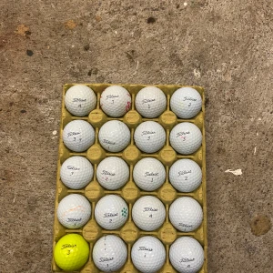 Titleist Pro V1 Golfbollar helt nya - Sugen på att förbättra ditt golfspel? Här får du ett gäng b Titleist Pro V1 golfbollar, perfekta för träning eller spel. Blandade nummer och en cool gul boll för extra stil på banan. Passar både nybörjare och erfarna golfare! De är spelade med en gång och inga skråmor
