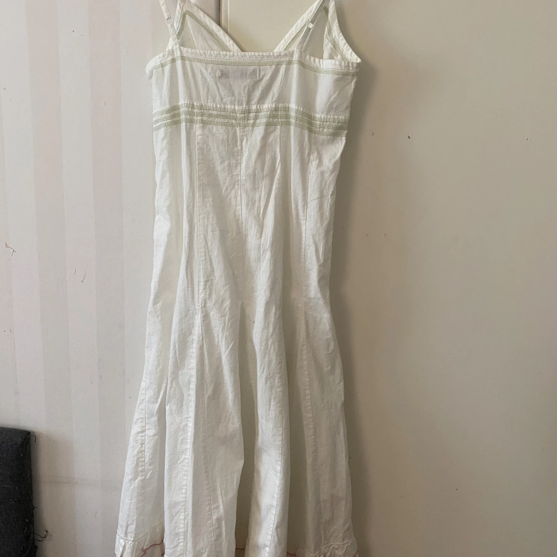 Vit långklänning med smala axelband - 1