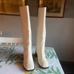 Gogo boots - Boots i gogo-stil från Monki, strl 39. Gott skick förutom lite gångveck och små fläckar. Skriv om du undrar något! Kan skicka fler bilder.