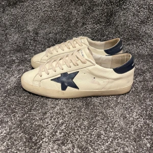 Golden Goose Skor  - ‼️VI TAR EJ BYTEN‼️Golden Goose ”Superstar” sneakers  | Skick: 8,5/10 | Storlek 40 men sitter lite större (41/42EU) | ingår skolåda, skopåse och G&G passport vid köp.| Fraktar inom 24H efter köp på köparens bekostnad 📦💨 | Hör av dig vid minsta fråga eller fundering 💭