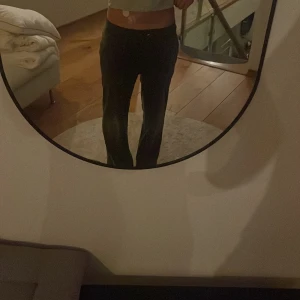 Juicy couture byxor💚 - Ett par äkta juicy couture byxor, dom är uppsydda i längden då modellen är lång🥰jätte bra sick med inga slitningar eller fläckar💕