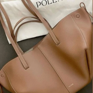 Polène brun handväska i skinn - I mycket fint skick – använd fåtal gånger ✅ Dustbag medföljer ✅ Liten innerpouch ingår  Nypris ca 380€ (~4300 kr)  📍 Skickas spårbart