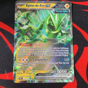 Épine-de-Fer ex - Cool och glittrig Pokémonkort med Épine-de-Fer ex! Perfekt för samlare och fans av Pokémon. Kortet har starka attacker och futuristisk design som sticker ut i din samling. Ett måste för dig som älskar Pokémon och vill ha något unikt!