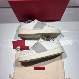 Valentino Opens - Hej! Säljer nu mina skor från märket Valentino, storlek 39 använt skick, allt på bilden ingår. givetvis äkta. Tveka inte på att höra av dig om du har frågor eller funderingar kring skorna! 