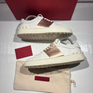 Valentino opens - Hej! Säljer nu mina skor från märket Valentino, storlek 37 bra skick, allt på bilden ingår. givetvis äkta. Tveka inte på att höra av dig om du har frågor eller funderingar kring skorna! 