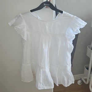 T shirt blus - Supersöt vit blus från Gina Tricot med volang💕 i strl 146/152 men ganska stor i storleken, I bra skick!