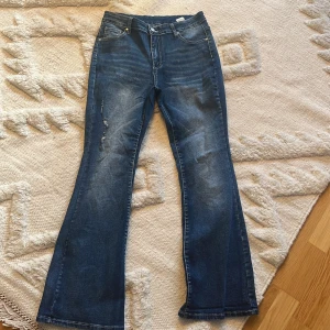 Y2K jeans - Blå y2k jeans med dekorerade fickor. Dom är i storlek large! Från shine🤗dom är i bra skick!