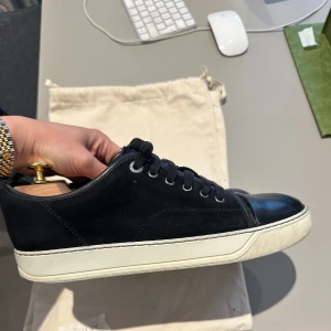 Lanvin - Tja! Säljer mina Lanvins då dom har blivit för små. Skorna är ganska bra skick för priset dom då kommer i, inte glansig toebox då den istället är i läder/skin. Två stycken dustbags kommer med. Skriv om ni har nån fråga eller undrar något, priset är inte hugget i sten!