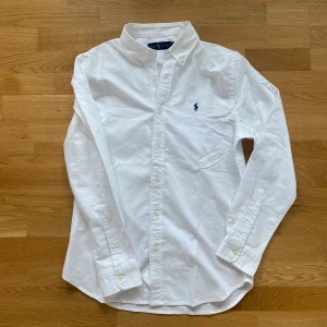 Ralph Lauren Skjorta - Säljer min stilrena vita skjorta från Ralph Lauren. Skjortan är i storlek S med slim fit passform. Inga defekter eller tecken på användning. Det är bara att skriva ifall du har någon fråga! 🙌🏻💫