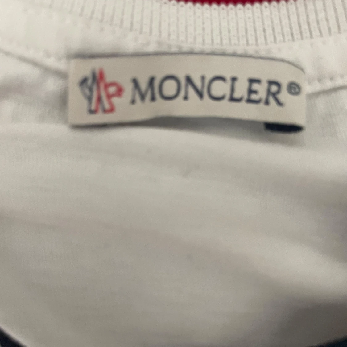 Vit Moncler t-shirt med rödblå detaljer - 2