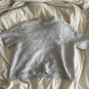 Grå stickad kortärmad tröja Gina Tricot - Jättefin tröja från Gina i bra skick🧚‍♂️