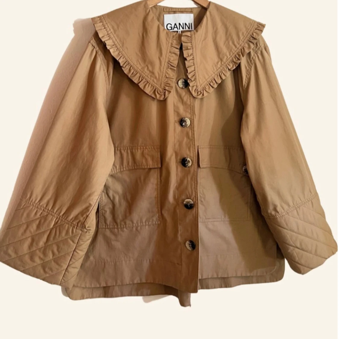 Beige Ganni trenchcoat med volangkrage!! - 1