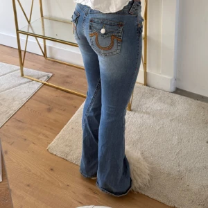 True Religion blå bootcut jeans - I princip som nya endast använda någon enstaka gång. Köpta på Raglady för 1599kr förra året. 