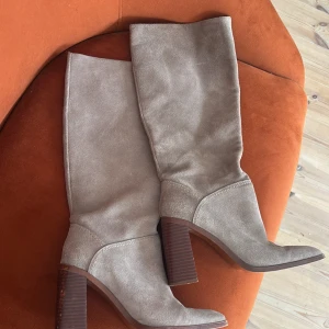 Beiga mockastövlar med klack - Sjukt snygga stövlar i beige mocka med spetsig tå 😍 