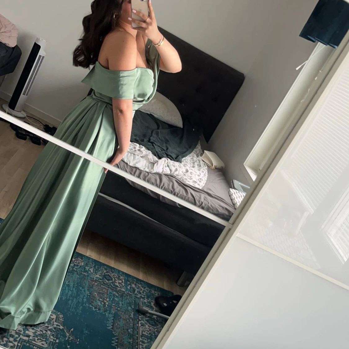 Ljusgrön långklänning med drapering - 1