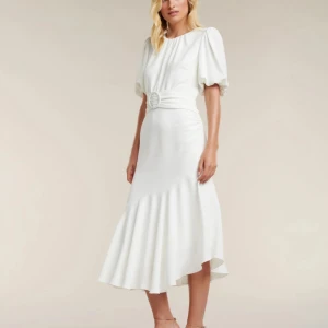 Forever new - Otrolig fin klänning från Forever New som är slutsåld🤍Prislappar kvar! Storlek 38!  Obs. Har tagit bort den runda ringen på midjan, så nu är det ”bara” ett midjeband utan en stor ring i mitten, fortfarande jättefin, och ringen finns kvar och går att sätta tillbaka om man vill!  Nypris: 1350kr