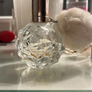 Ariana Grande parfym ( tester ish ) 💕 - Superfin parfym från Ariana Grande i en kristallformad, transparent glasflaska med silvrigt lock och en stor vit fluffig boll som detalj. Flaskan har en lyxig diamantlook och är perfekt att ha framme på sminkbordet. Lite kvar men en perfekt mängd för en tester 💕 