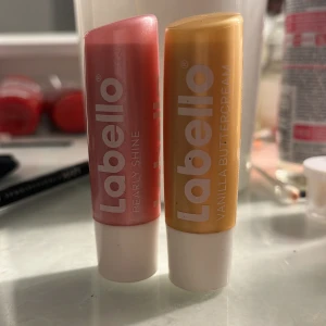 Labello pearl shine & vanilla buttercream - Säljer två jätte fina läppsyler. Vanilla buttercream är knappt använd. Pris går att diskutera 💕 