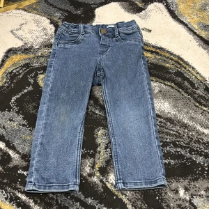Blå jeansbyxor från H&M, strl 86 - Säljer ett par klassiska blå jeansbyxor från H&M i storlek 86. Byxorna har resår i midjan, femficksdesign och raka ben. Perfekta för en cool och avslappnad look till de minsta.