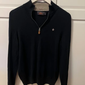Mörkblå Morris half zip - Använd bara en gång men tyvärr för liten, väldigt fin skick. Slutsåld överallt. Pris kan diskuteras. #zip #halfzip #morris #mptrisstockholm #herr #man