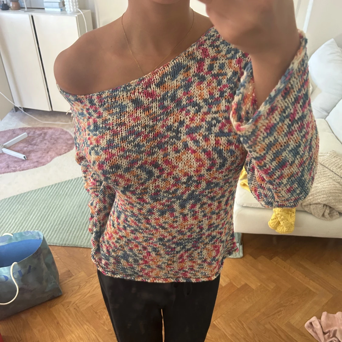 Färgglad stickad offshoulder-tröja